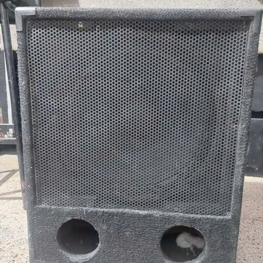 Bafle bajo grave low de 15 pulgadas hecha en fenolico manijas reja doble fichas speakon y guata