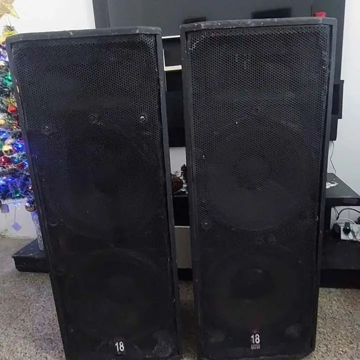 Par de Bafles columnas parlantes Eighteend sound