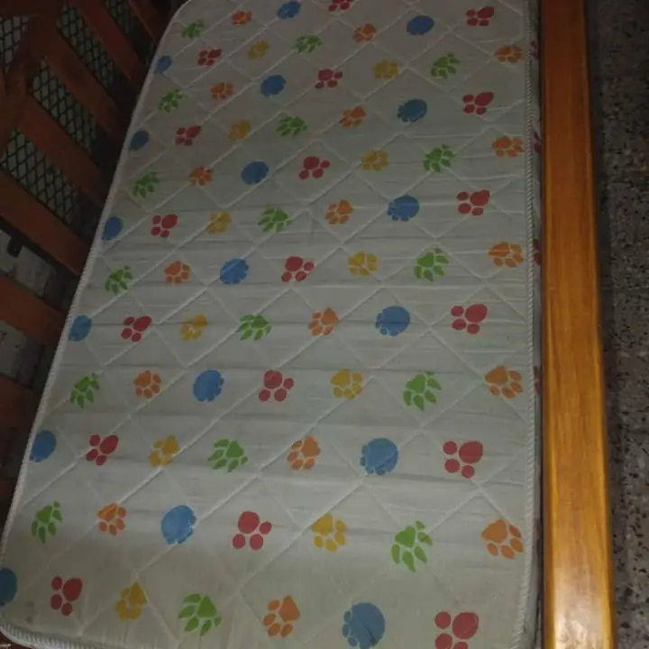 Cuna funcional de roble en buen estado