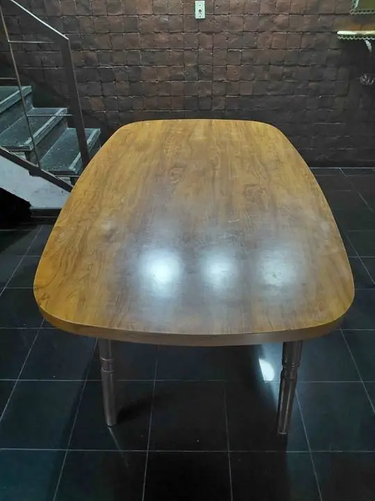 Mesa y dos sillas