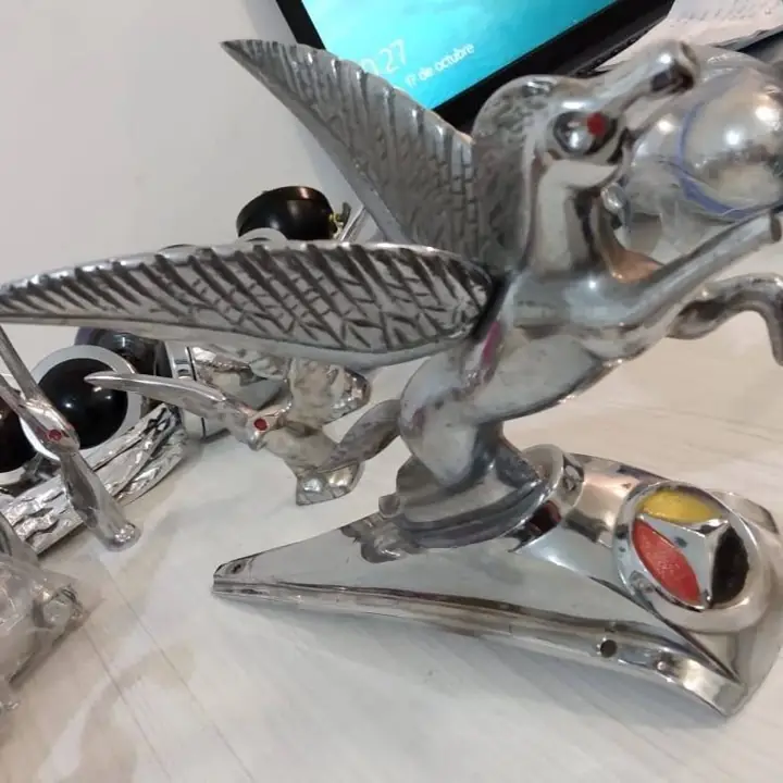 Caballo alado con base mercedes benz