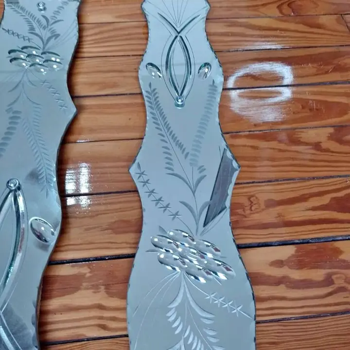 Corbata de espejos tallados