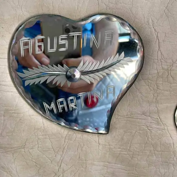 Espejo tallado corazón con nombres