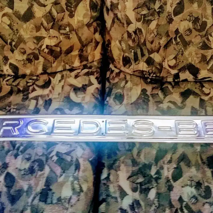 Insignia antigua Mercedes Benz cromada