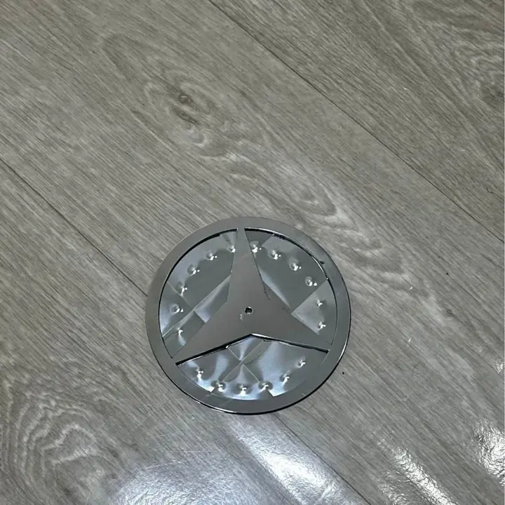 Estrella mercedes benz con fondo acero