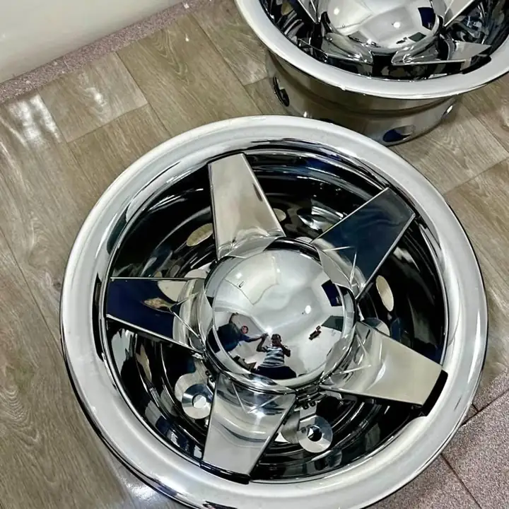 Juego de tazas nuevas embutidas con estrellas