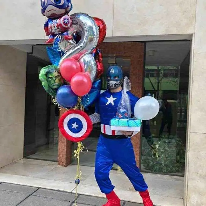 Personajes entregando cajas golosineras a domicilio