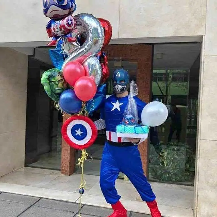 Personajes entregando cajas golosineras a domicilio