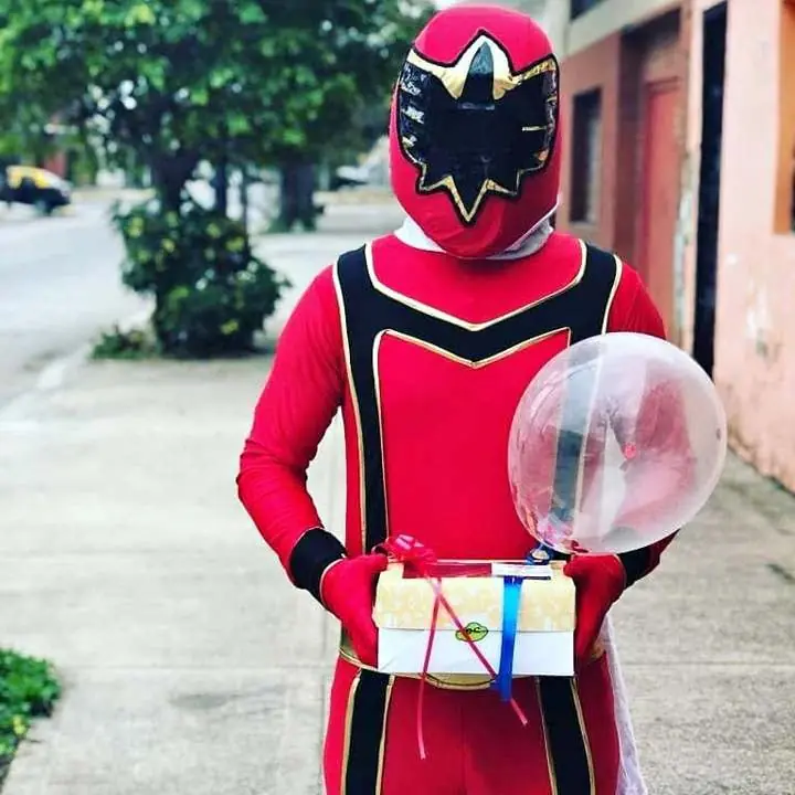 Power Ranger Rojo entregando desayunos a domicilio