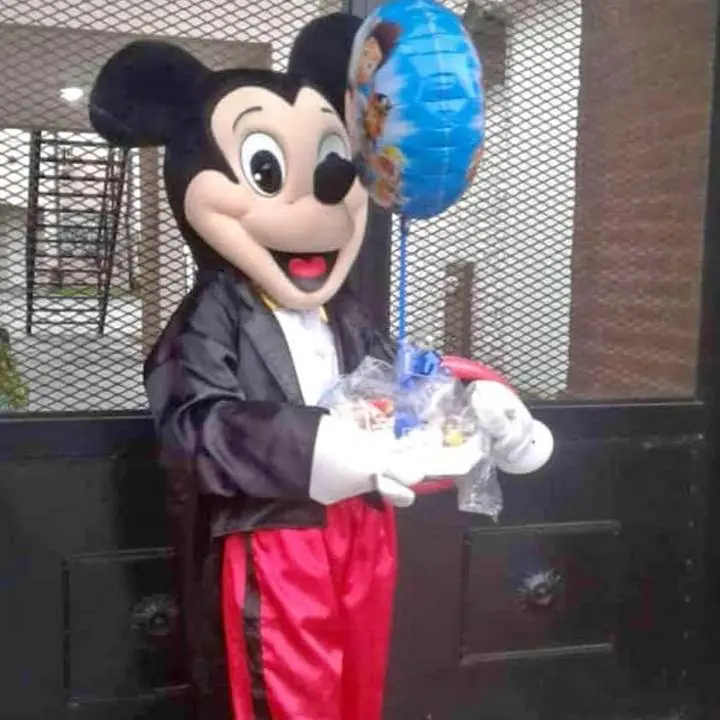 Mickey entregando desayunos a domicilio