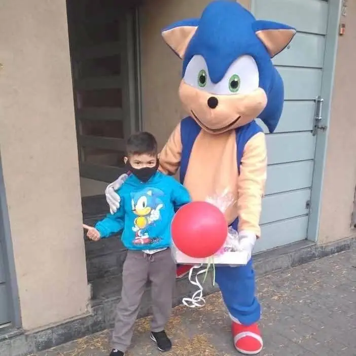Sonic llevando desayunos
