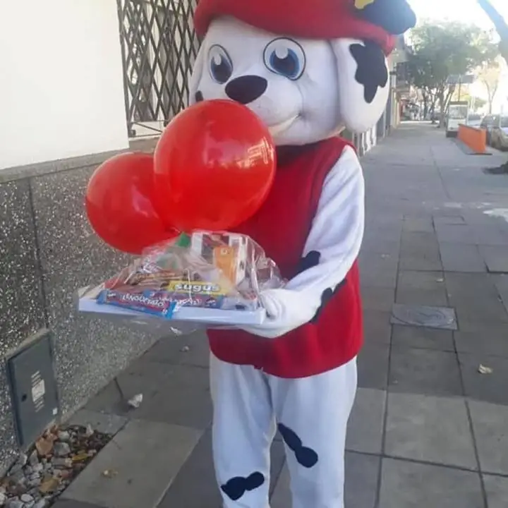 Personajes llevando desayunos y meriendas