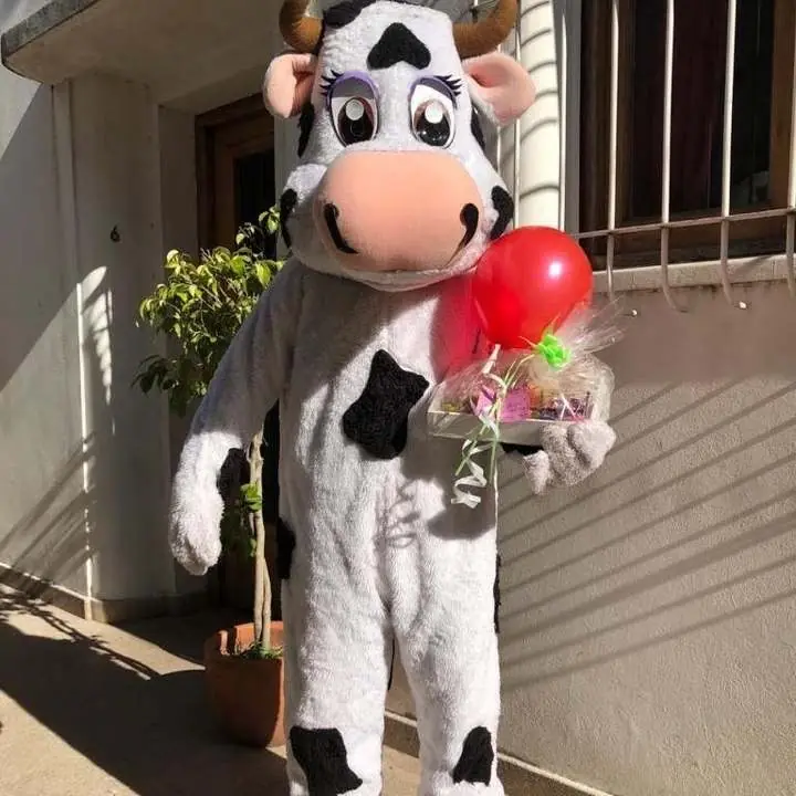 Personajes entregando golosinas a domicilio