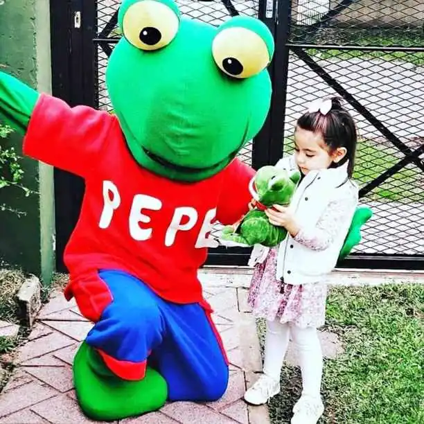 Sapo Pepe entregando cajas golosineras y desayunos a domicilio
