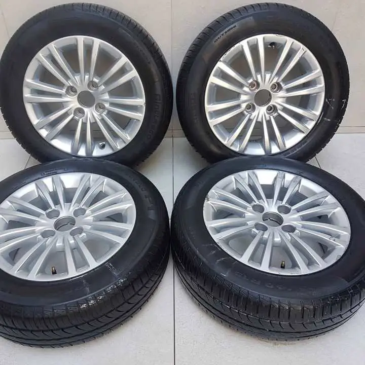 Llantas R15. originales de Peugeot 208! pintura de fábrica y cauchos 2018. como nuevas! (4x108)