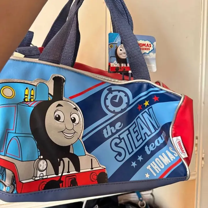 Bolso tren Tomás medidas 25 largo x 40 ancho ubicados en once