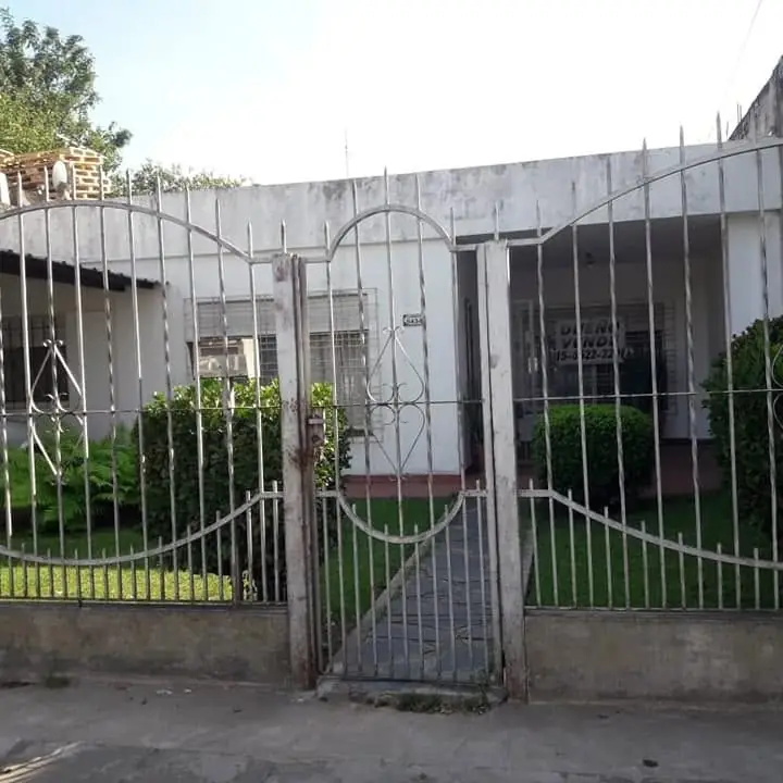 Vendo hermosa casa 4 ambientes con hermoso patio ,cochera cubierta fondo parquizado y quincho
