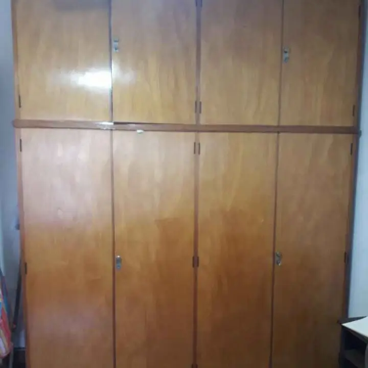 Placard de 8 puertas con estantes y cajoneras