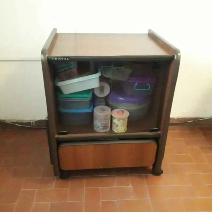Mueble para tv con puertas de vidrio y cajon