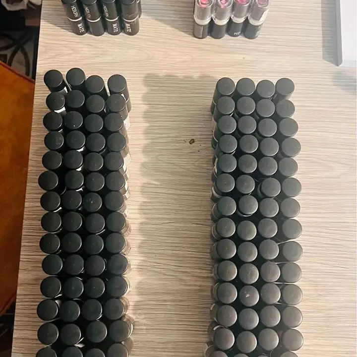 Remato dos Lotes de 81 labiales Heburn caídos cada uno