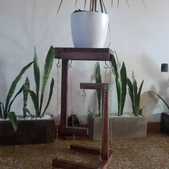 Porta maceta de diseño... Unica, elaboración propia.. en madera y cadenas