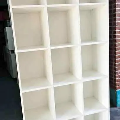 Mueble con estantes removibles
