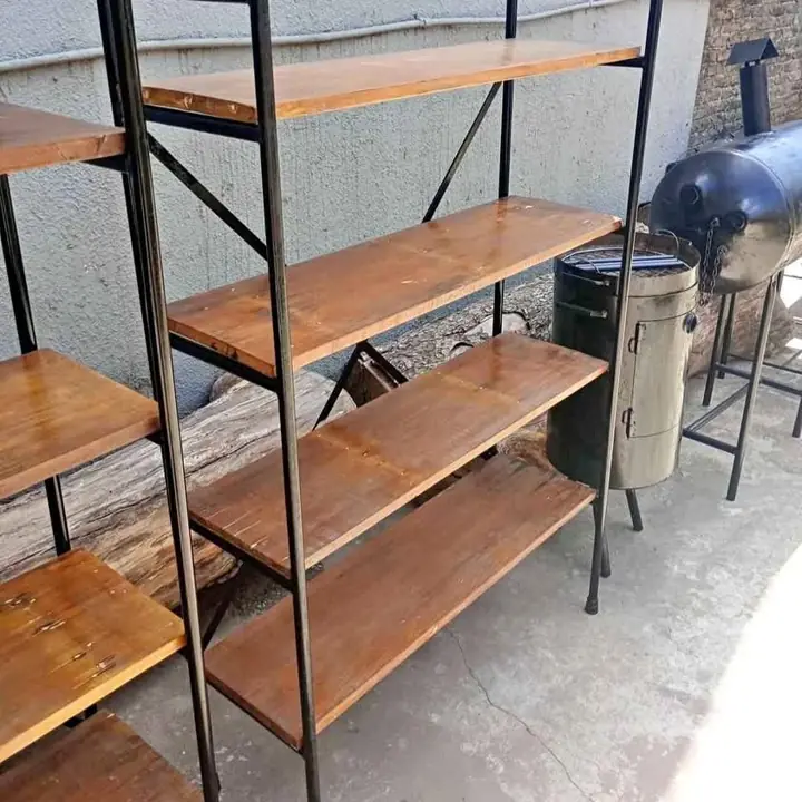 Muebles de hierro y madera estilo industrial