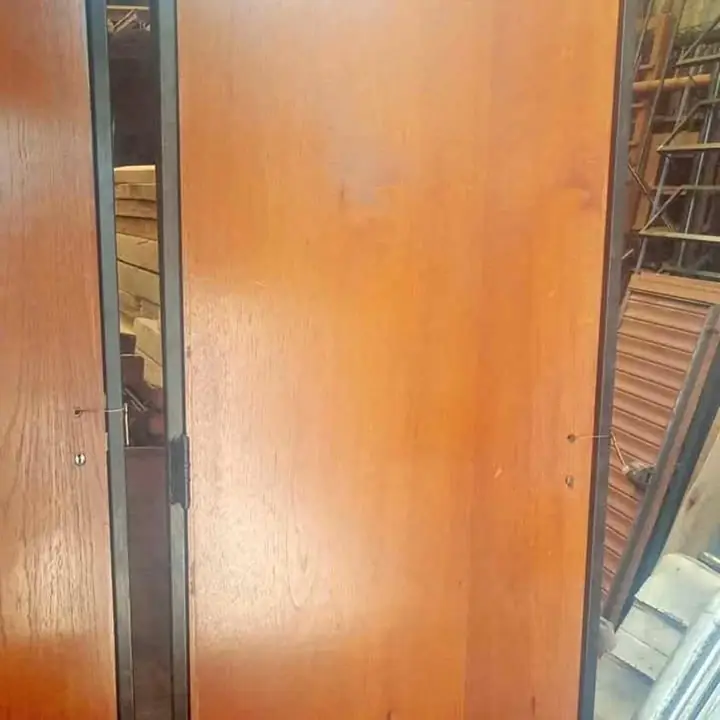 Puertas de cedro con marco de chapa