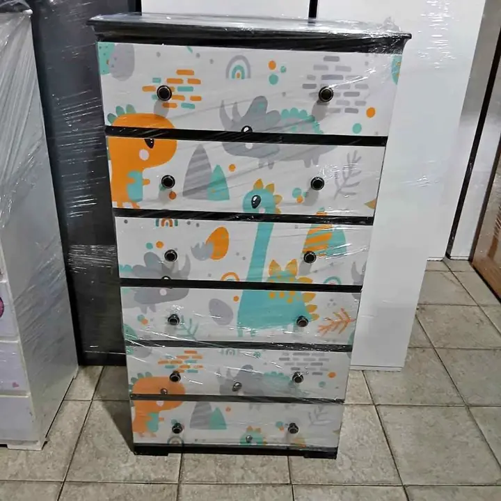 Ropero y cajonera con stickers por Mayor y Menor