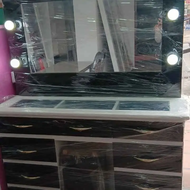 Maquillador grande a pagar