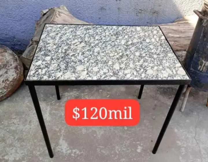 Mesa de jardín de hierro y mármol