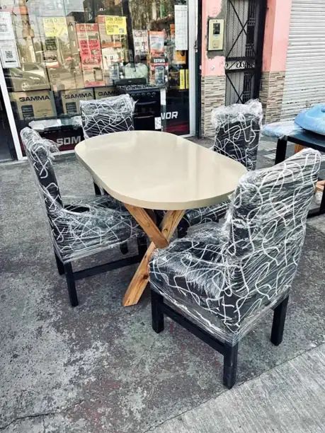 Mesa microcemento ovalada+ 4 sillas