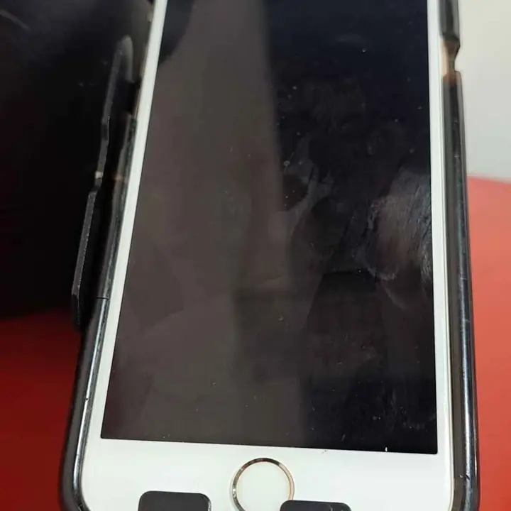 Soporte metálico para celular