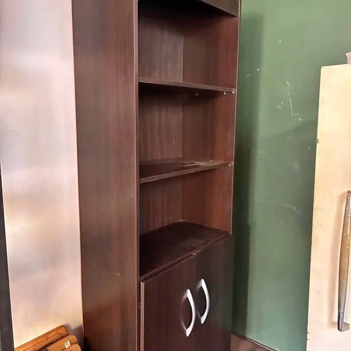 Biblioteca con estantes y puertas