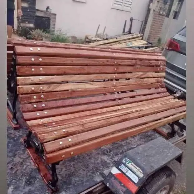 En quebracho colorado. Bancos durables de verdad en intemperie. Hternos . Fundición y madera dura