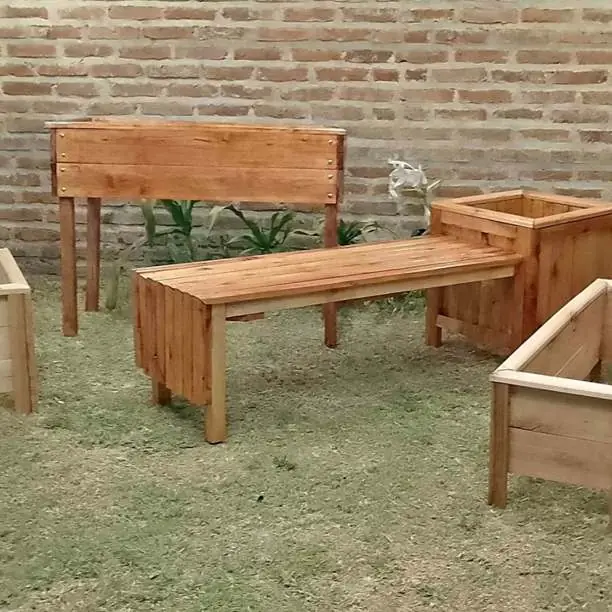 Todo en macetas, bancos de madera y huerteros. Maceteros
