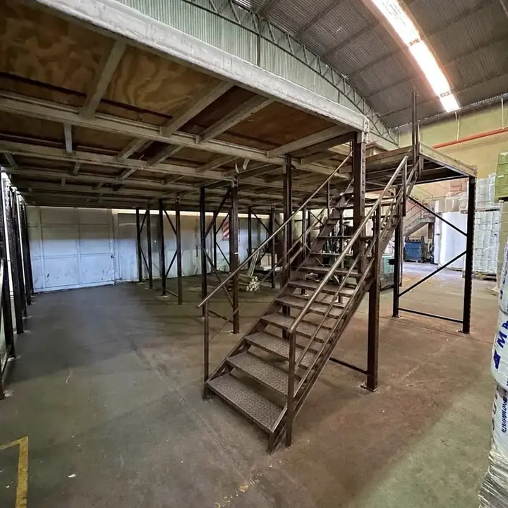 Entrepisos con racks metálicos