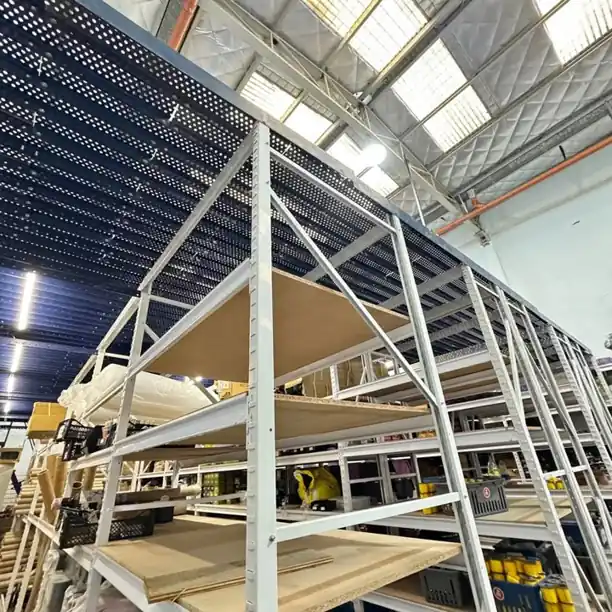 Entrepisos con racks metálicos