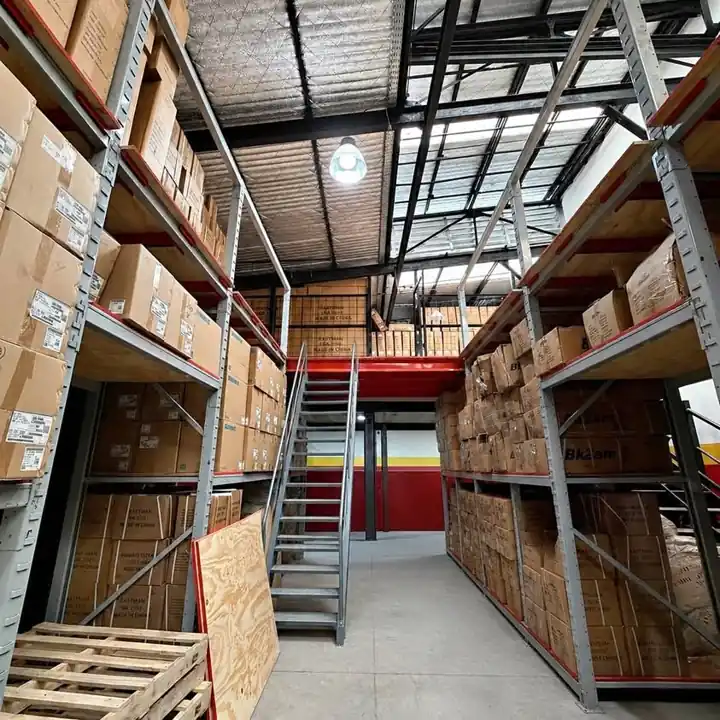 Entrepiso con racks metálicos