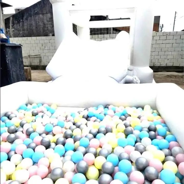 Alquiler castillo Blanco tobogán y pileta con pelotitas