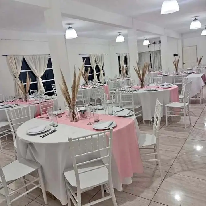 Alquilo sillas mesas manteles