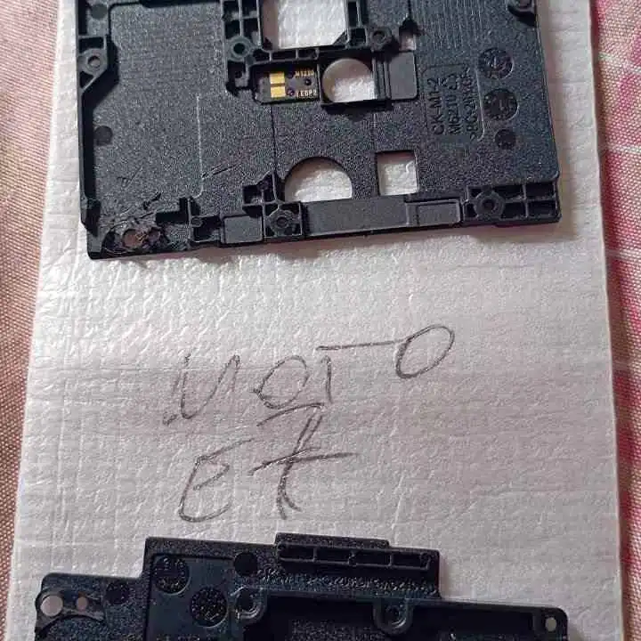 Moto E7 tapa de placa logica y altavoz sacadas de equipo