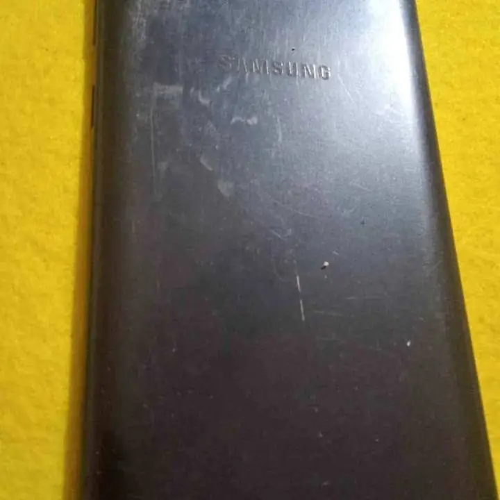 Samsung A10 tapa con detalles, cubre camaras y falta boton físico encendido