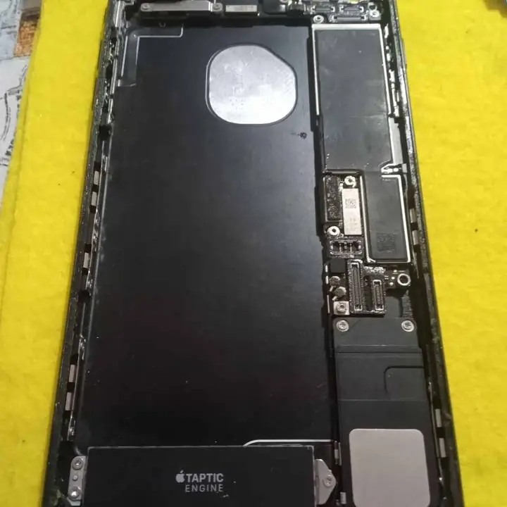 iPhone 7 plus caracasa excelente estado y accesorios a la vista(menos todo lo de la derecha)