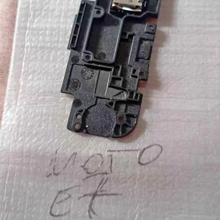 Moto E7 tapa altavoz