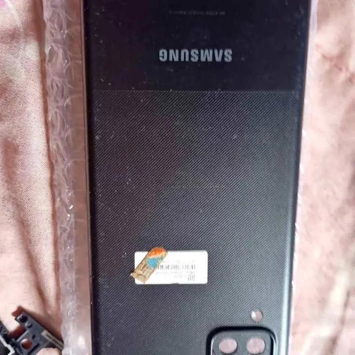 Samsung A12 tapa con huella (sin cubre camaras) no es tel entero leer bien