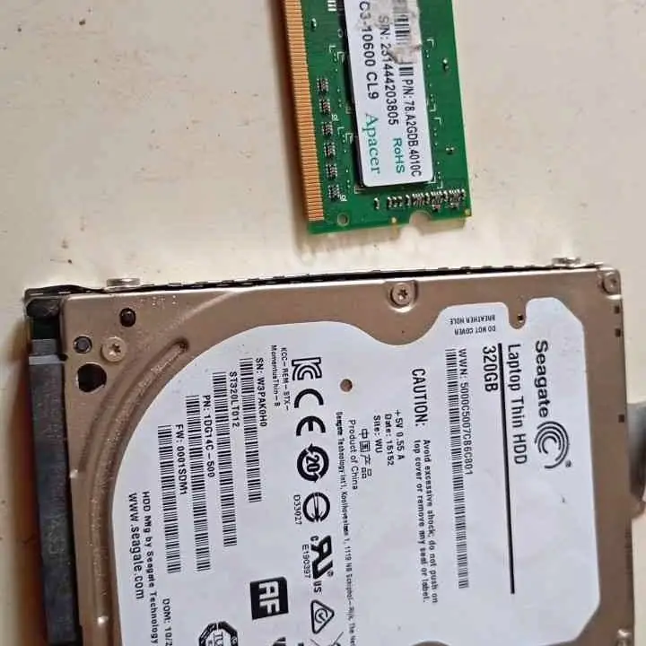 Combo seagate thin add 320 GB + memoria apacer 2 GB