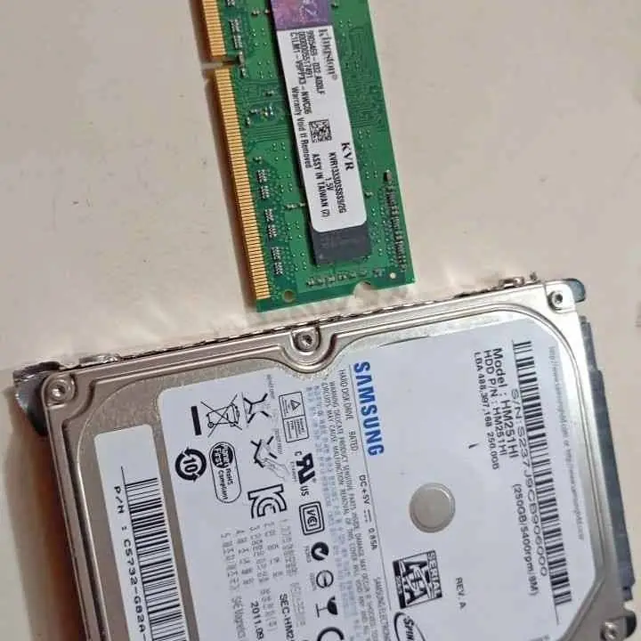Combo disco dura 250 GB Samsung memoria 2GB Kingston