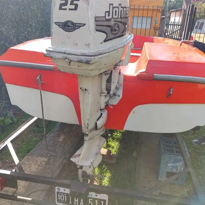 Bote, con motor fuera de borda Jhonson 25hp y tráiler