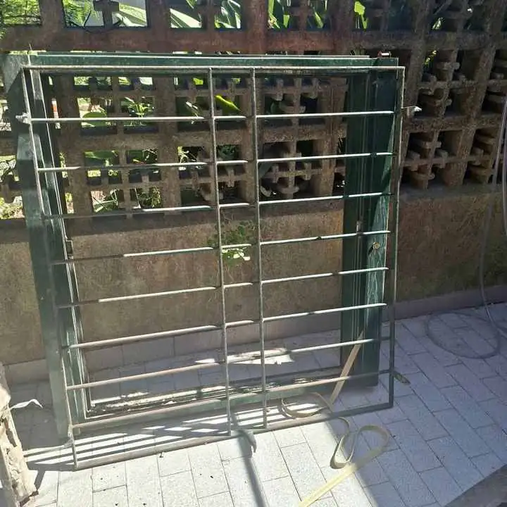 Ventana con reja y persiana blanca pvc 1.20x1.20cm
